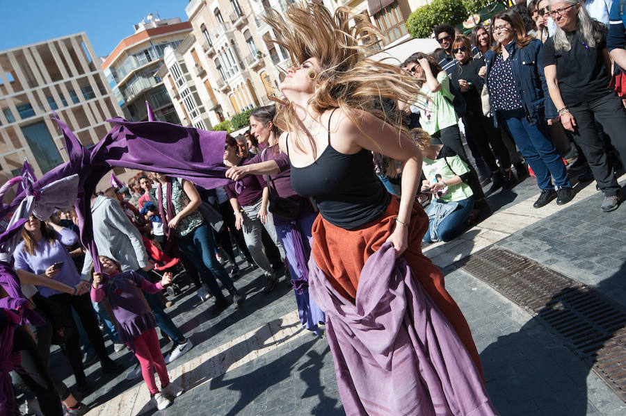 Fotos: Cientos de personas se concentran en Murcia para calentar el 8M