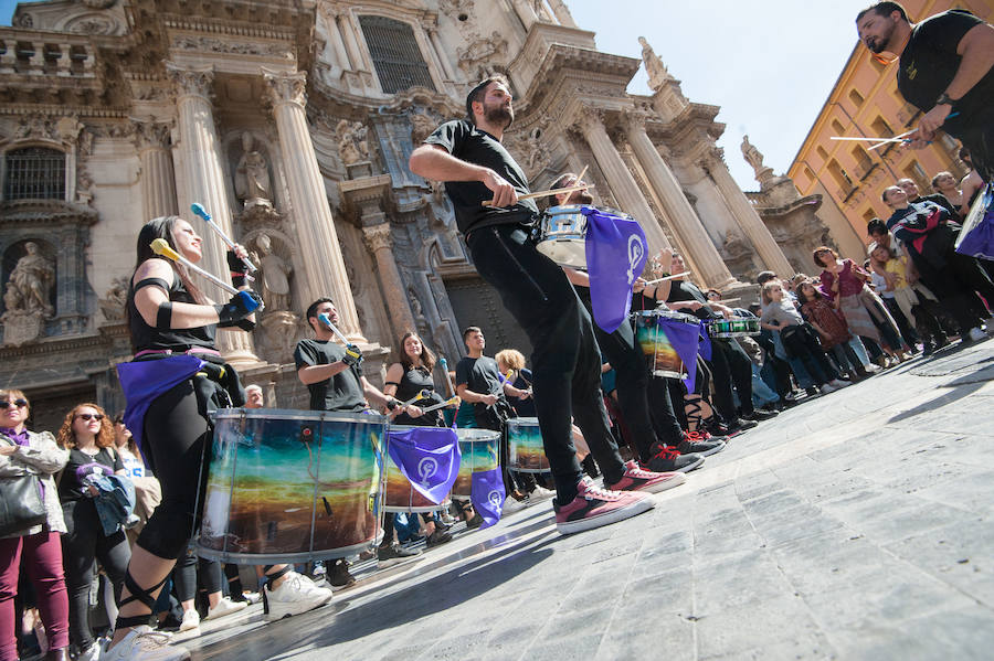 Fotos: Cientos de personas se concentran en Murcia para calentar el 8M