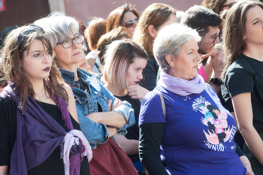 Fotos: Cientos de personas se concentran en Murcia para calentar el 8M