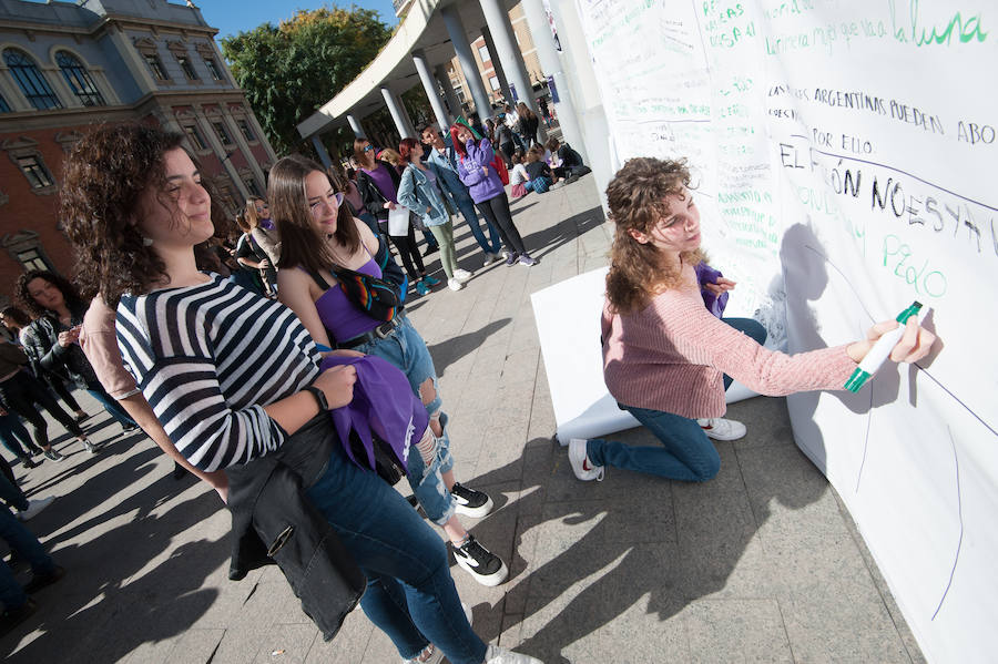 Fotos: Cientos de personas se concentran en Murcia para calentar el 8M