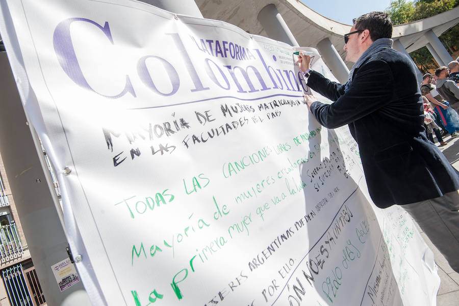 Fotos: Cientos de personas se concentran en Murcia para calentar el 8M