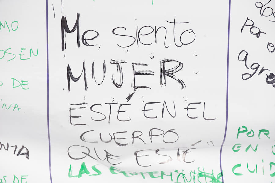 Fotos: Cientos de personas se concentran en Murcia para calentar el 8M