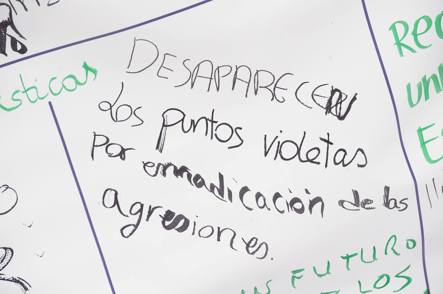 Fotos: Cientos de personas se concentran en Murcia para calentar el 8M