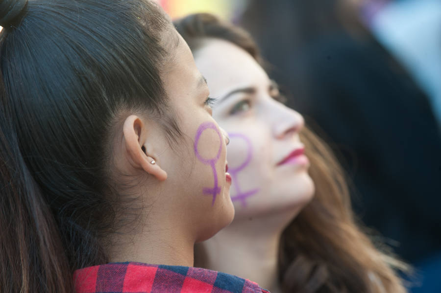 Fotos: Cientos de personas se concentran en Murcia para calentar el 8M