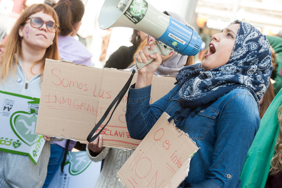 Fotos: Cientos de personas se concentran en Murcia para calentar el 8M