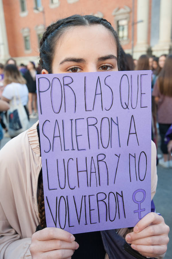Fotos: Cientos de personas se concentran en Murcia para calentar el 8M
