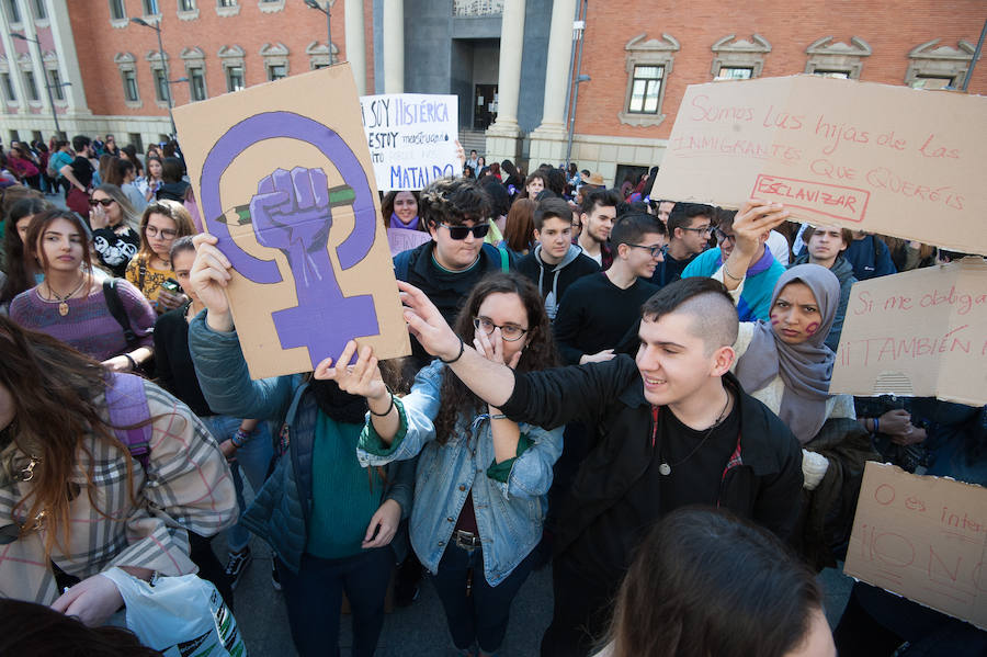 Fotos: Cientos de personas se concentran en Murcia para calentar el 8M