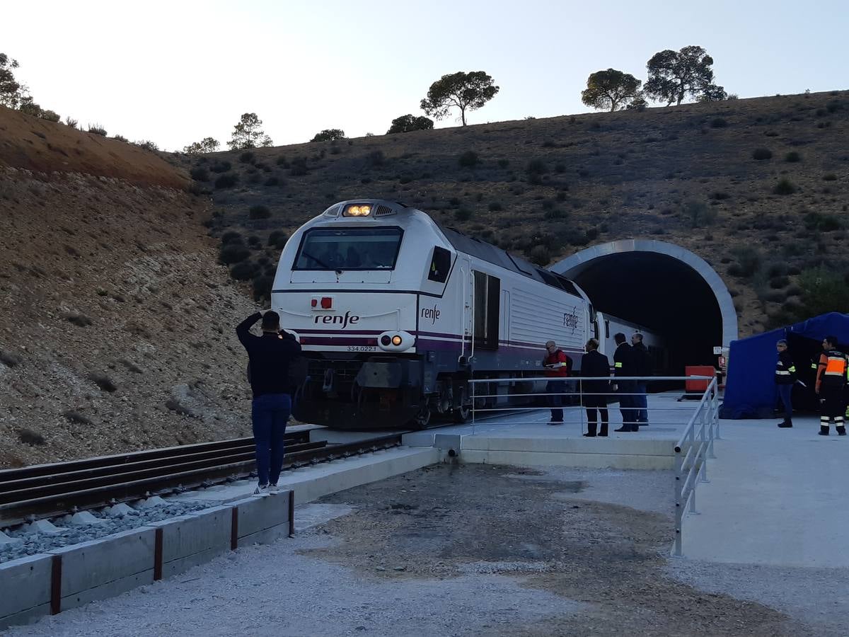 Decenas de vecinos participaron ayer en un simulacro de accidente ferroviario
