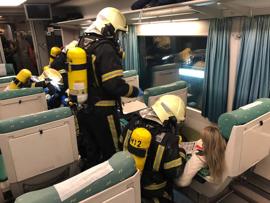 Decenas de vecinos participaron ayer en un simulacro de accidente ferroviario