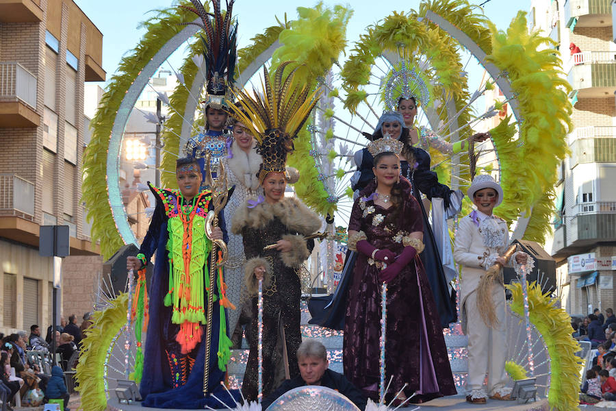32 peñas carnavaleras llegadas de otros puntos llenan las calles de fiesta y color en una cita que bate récords