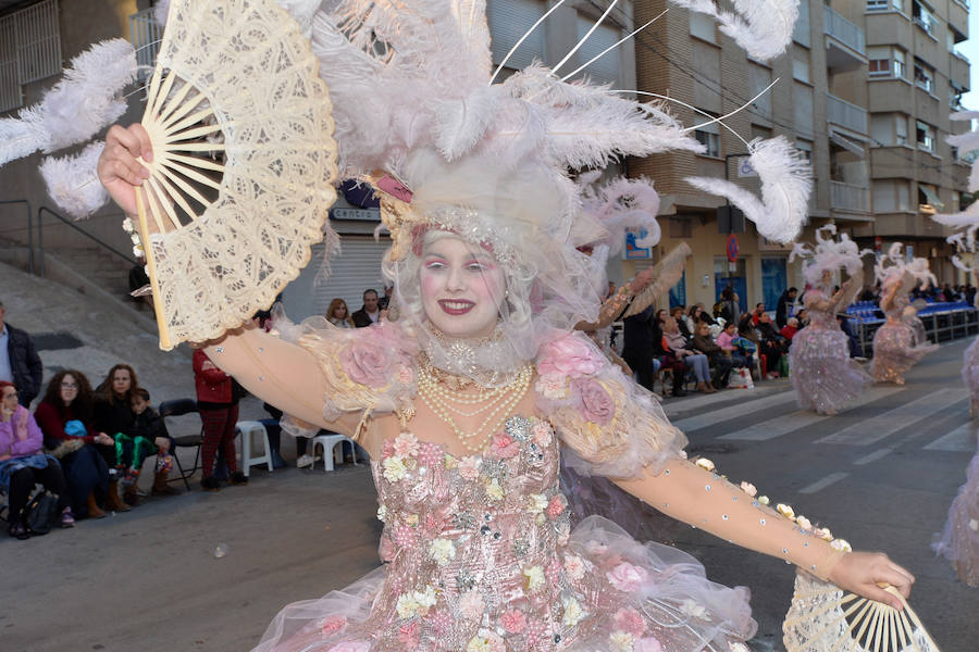32 peñas carnavaleras llegadas de otros puntos llenan las calles de fiesta y color en una cita que bate récords