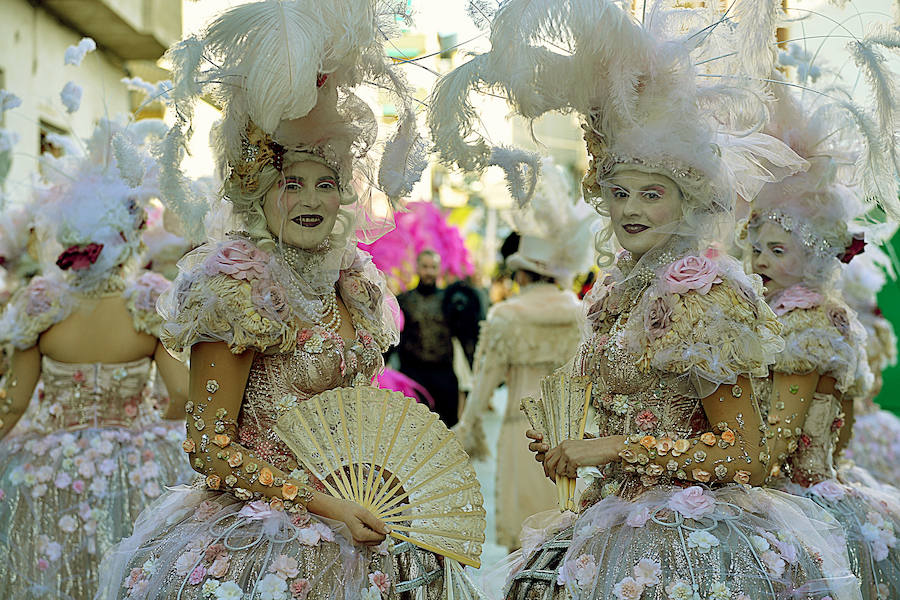 32 peñas carnavaleras llegadas de otros puntos llenan las calles de fiesta y color en una cita que bate récords
