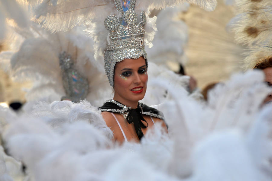 32 peñas carnavaleras llegadas de otros puntos llenan las calles de fiesta y color en una cita que bate récords