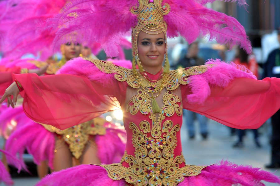 32 peñas carnavaleras llegadas de otros puntos llenan las calles de fiesta y color en una cita que bate récords