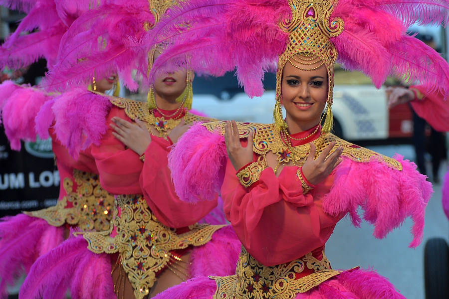 32 peñas carnavaleras llegadas de otros puntos llenan las calles de fiesta y color en una cita que bate récords