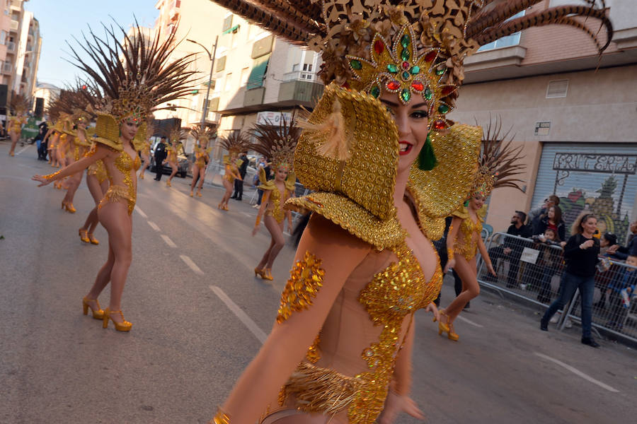 32 peñas carnavaleras llegadas de otros puntos llenan las calles de fiesta y color en una cita que bate récords