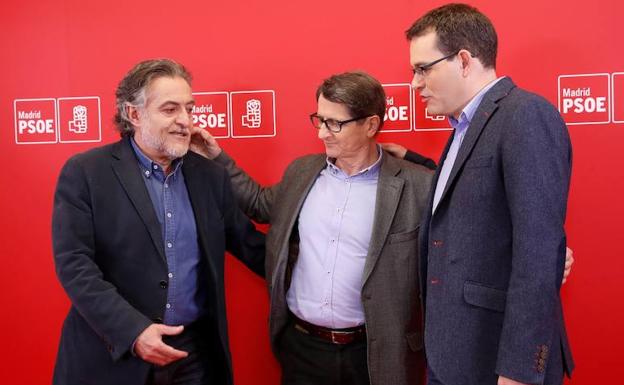 Los tres candidatos que concurren en el proceso de primarias del PSOE-M para elegir al cabeza de lista al Ayuntamiento de Madrid, Pepu Hernández (i), el concejal del Ayuntamiento Chema Dávila (c) y el exalcalde de Fuenlabrada Manuel de la Rocha, momentos antes de participar en un debate en la sede del partido.