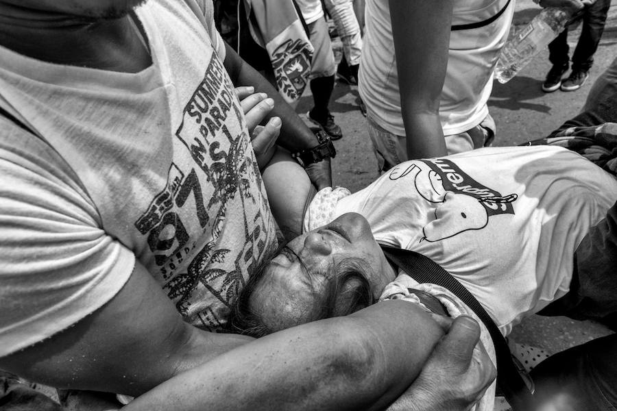 Cúcuta, Norte de Santander, Colombia: Una mujer herida con perdigones disparados por la Policía Nacional Bolivariana es evacuada por el puente internacional Francisco de Paula Santander.