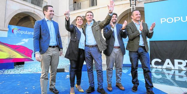 Teodoro García, Noelia Arroyo, Pablo Casado, Fernando López Miras y Joaquín Segado, ayer en la Universidad Politécnica de Cartagena. A la derecha, una imagen de Arroyo en una pantalla gigante.