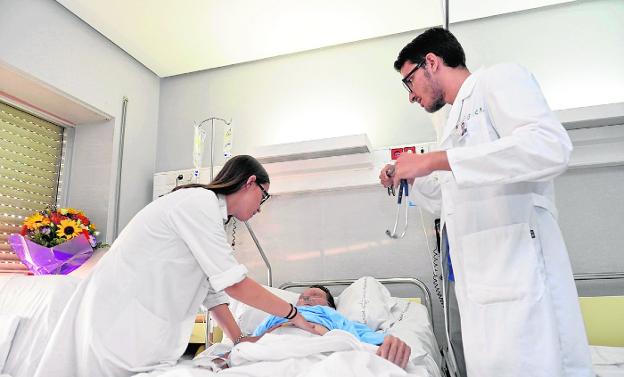 Alumnos de la UMU, durante unas prácticas en el Virgen de La Arrixaca. 