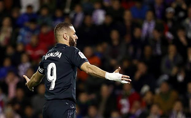 Benzema, celebrando el penalti convertido ante el Valladolid