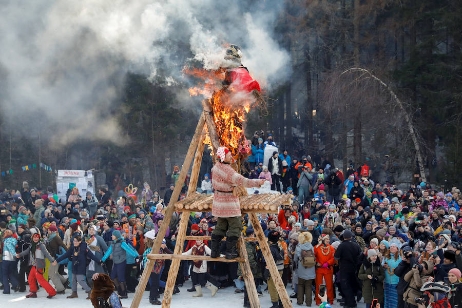 Shrovetide o Maslenitsa es una antigua ceremonia de despedida al invierno, tradicionalmente celebrada en Bielorrusia, Rusia y Ucrania e implica la quema de una gran efigie