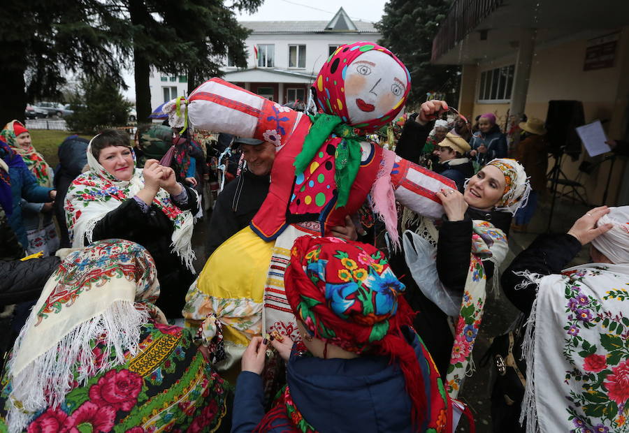 Shrovetide o Maslenitsa es una antigua ceremonia de despedida al invierno, tradicionalmente celebrada en Bielorrusia, Rusia y Ucrania e implica la quema de una gran efigie