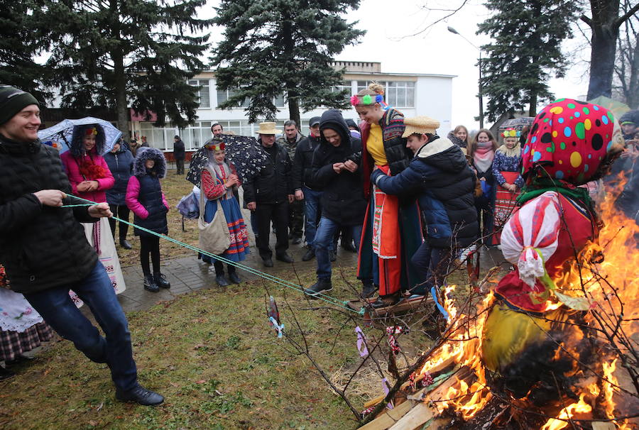 Shrovetide o Maslenitsa es una antigua ceremonia de despedida al invierno, tradicionalmente celebrada en Bielorrusia, Rusia y Ucrania e implica la quema de una gran efigie