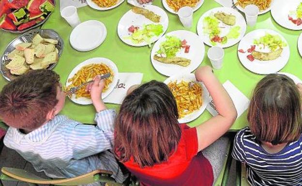 Escolares almorzando en un comedor de un centro educativo de la Región. 