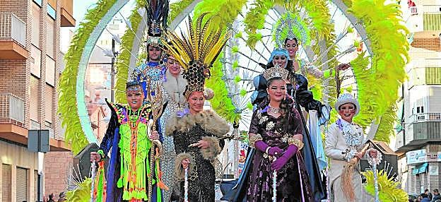 Los personajes adultos e infantiles en uno de los últimos desfiles de este año. 