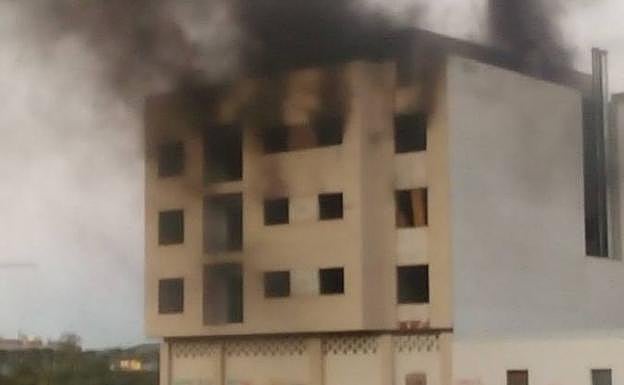 El incendio del inmueble generó una gran cantidad de humo.