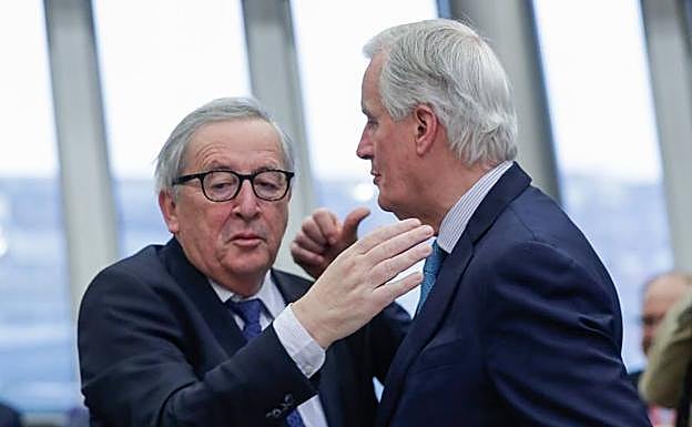 El presidente de la Comisión Europea, Jean-Claude Juncker junto al jefe negociador de la UE para el 'brexit' Michel Barnier, la semana pasada en Bruselas.