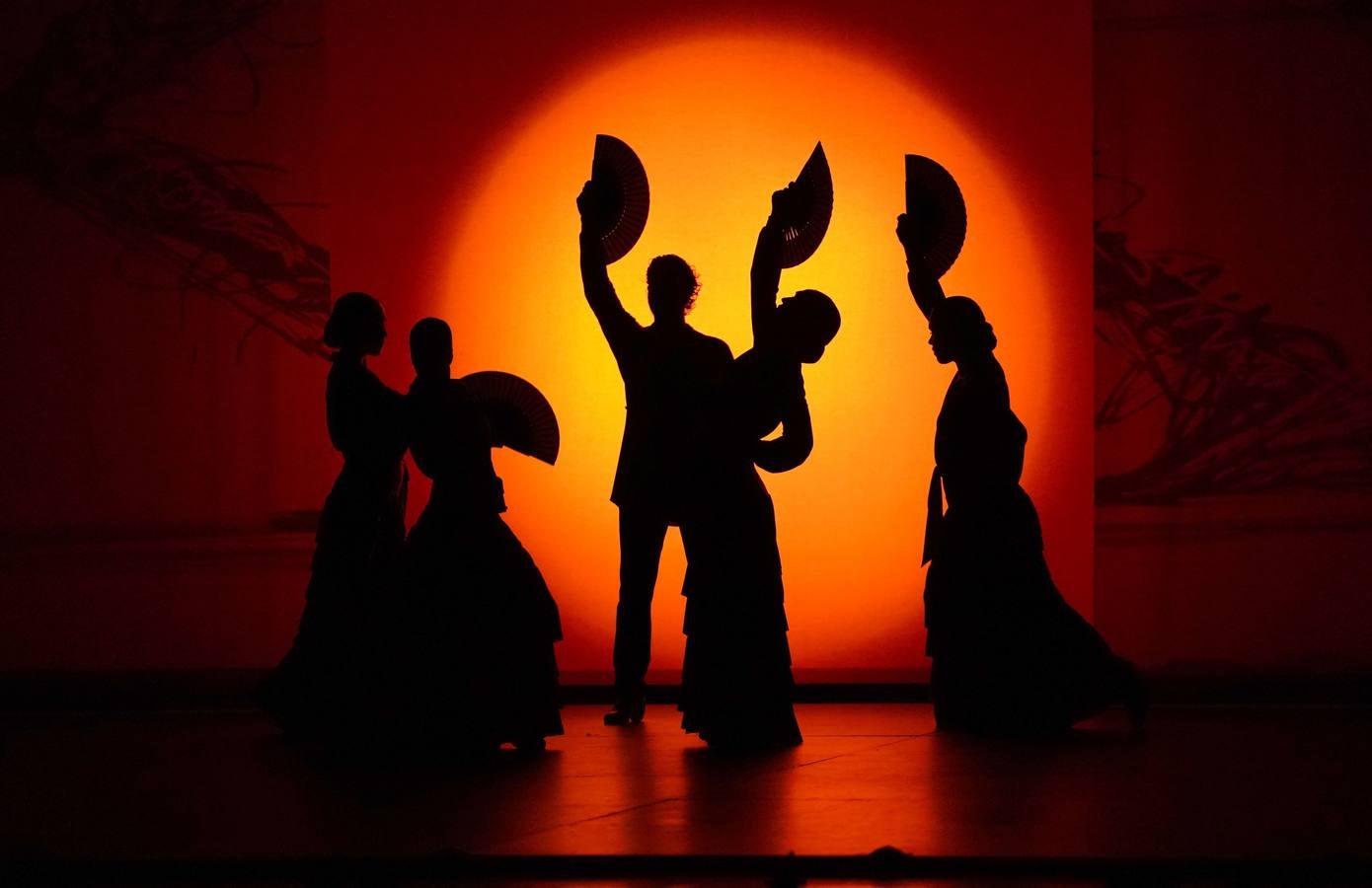 La bailaora española Sara Baras participa en el Flamenco Festival celebrado en el teatro New York City Center. Baras asegura que son los maestros como Paco de Lucía, Camarón o Carmen Amaya, a los que rinde homenaje en Nueva York con su espectáculo «Sombras», quienes «realmente han marcado un antes y un después» en el flamenco.