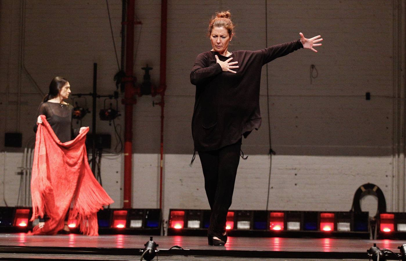 La bailaora española Sara Baras participa en el Flamenco Festival celebrado en el teatro New York City Center. Baras asegura que son los maestros como Paco de Lucía, Camarón o Carmen Amaya, a los que rinde homenaje en Nueva York con su espectáculo «Sombras», quienes «realmente han marcado un antes y un después» en el flamenco.