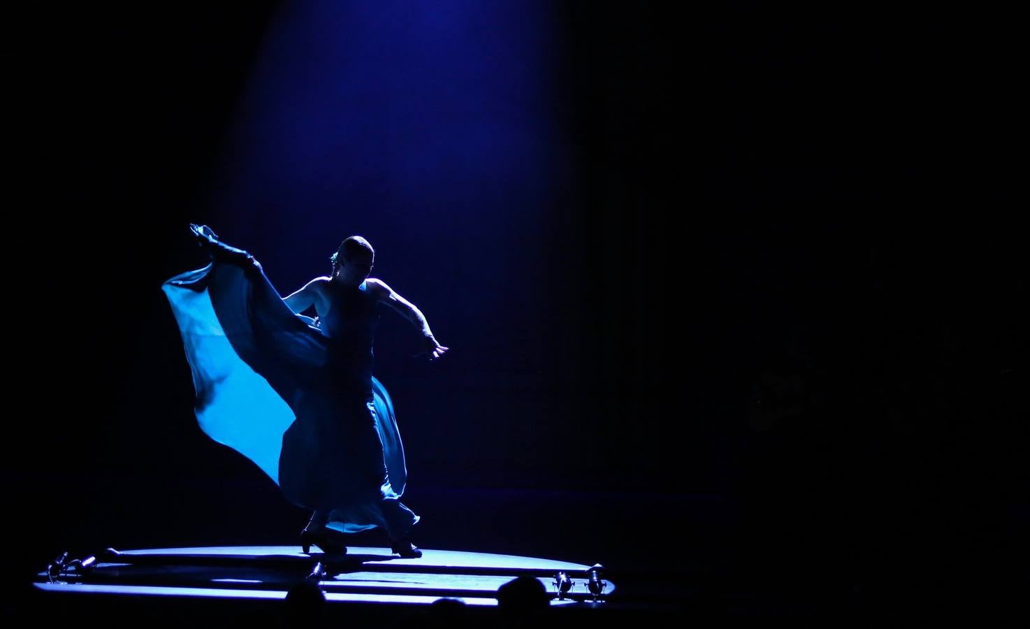 La bailaora española Sara Baras participa en el Flamenco Festival celebrado en el teatro New York City Center. Baras asegura que son los maestros como Paco de Lucía, Camarón o Carmen Amaya, a los que rinde homenaje en Nueva York con su espectáculo «Sombras», quienes «realmente han marcado un antes y un después» en el flamenco.