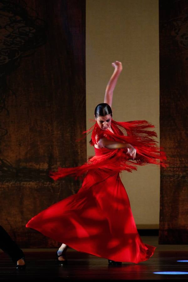 La bailaora española Sara Baras participa en el Flamenco Festival celebrado en el teatro New York City Center. Baras asegura que son los maestros como Paco de Lucía, Camarón o Carmen Amaya, a los que rinde homenaje en Nueva York con su espectáculo «Sombras», quienes «realmente han marcado un antes y un después» en el flamenco.