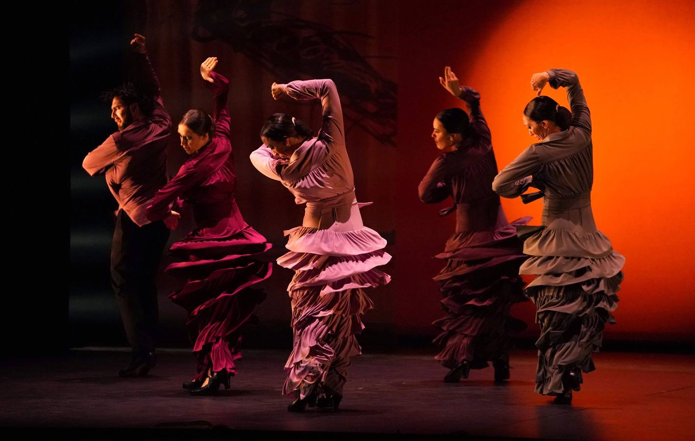 La bailaora española Sara Baras participa en el Flamenco Festival celebrado en el teatro New York City Center. Baras asegura que son los maestros como Paco de Lucía, Camarón o Carmen Amaya, a los que rinde homenaje en Nueva York con su espectáculo «Sombras», quienes «realmente han marcado un antes y un después» en el flamenco.