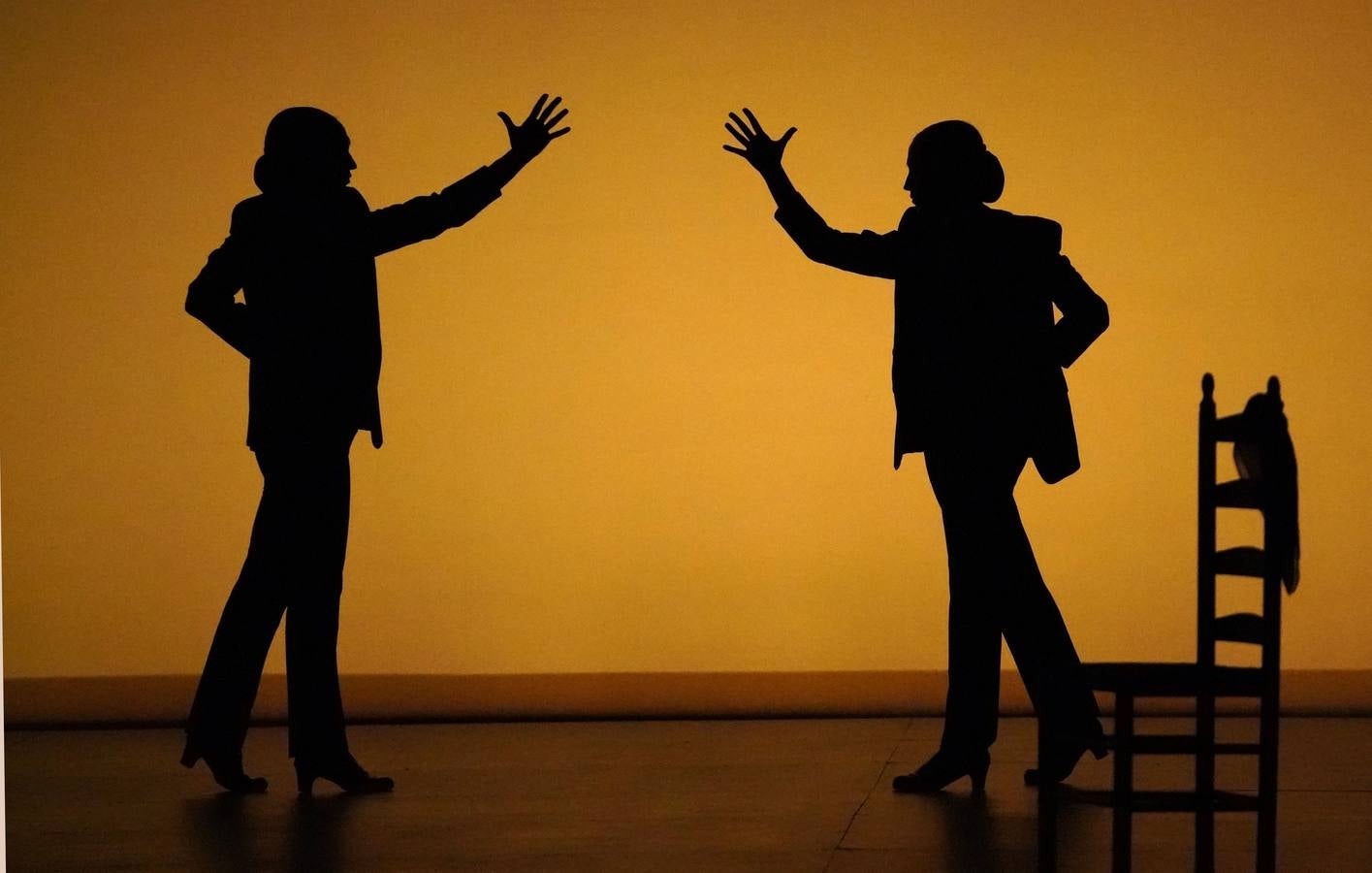 La bailaora española Sara Baras participa en el Flamenco Festival celebrado en el teatro New York City Center. Baras asegura que son los maestros como Paco de Lucía, Camarón o Carmen Amaya, a los que rinde homenaje en Nueva York con su espectáculo «Sombras», quienes «realmente han marcado un antes y un después» en el flamenco.