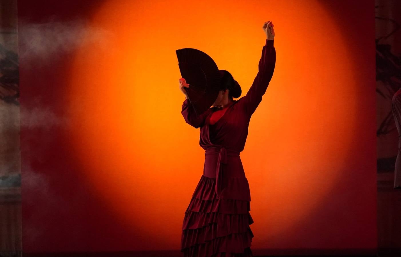 La bailaora española Sara Baras participa en el Flamenco Festival celebrado en el teatro New York City Center. Baras asegura que son los maestros como Paco de Lucía, Camarón o Carmen Amaya, a los que rinde homenaje en Nueva York con su espectáculo «Sombras», quienes «realmente han marcado un antes y un después» en el flamenco.