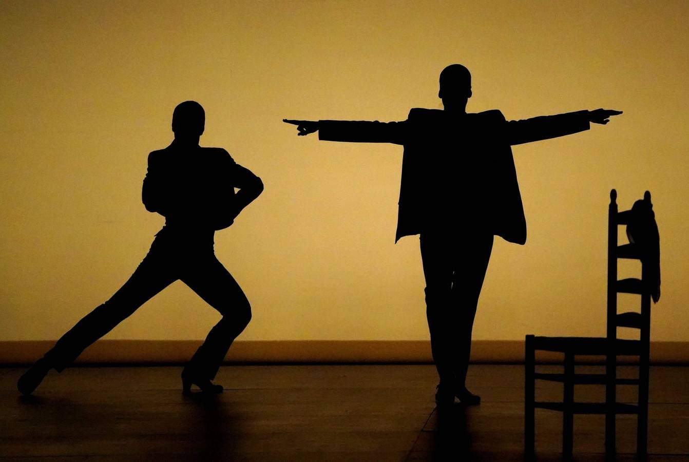 La bailaora española Sara Baras participa en el Flamenco Festival celebrado en el teatro New York City Center. Baras asegura que son los maestros como Paco de Lucía, Camarón o Carmen Amaya, a los que rinde homenaje en Nueva York con su espectáculo «Sombras», quienes «realmente han marcado un antes y un después» en el flamenco.