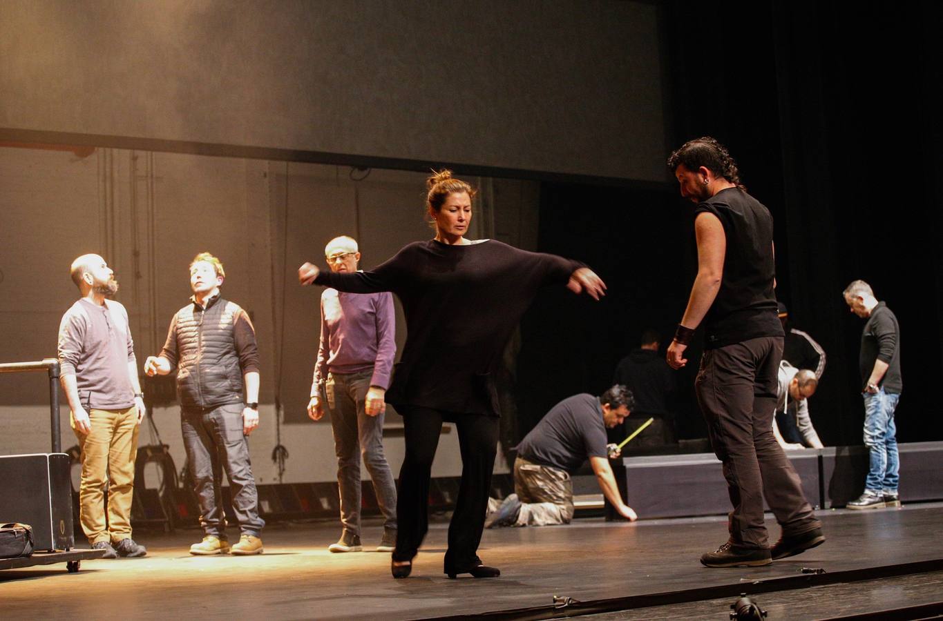 La bailaora española Sara Baras participa en el Flamenco Festival celebrado en el teatro New York City Center. Baras asegura que son los maestros como Paco de Lucía, Camarón o Carmen Amaya, a los que rinde homenaje en Nueva York con su espectáculo «Sombras», quienes «realmente han marcado un antes y un después» en el flamenco.