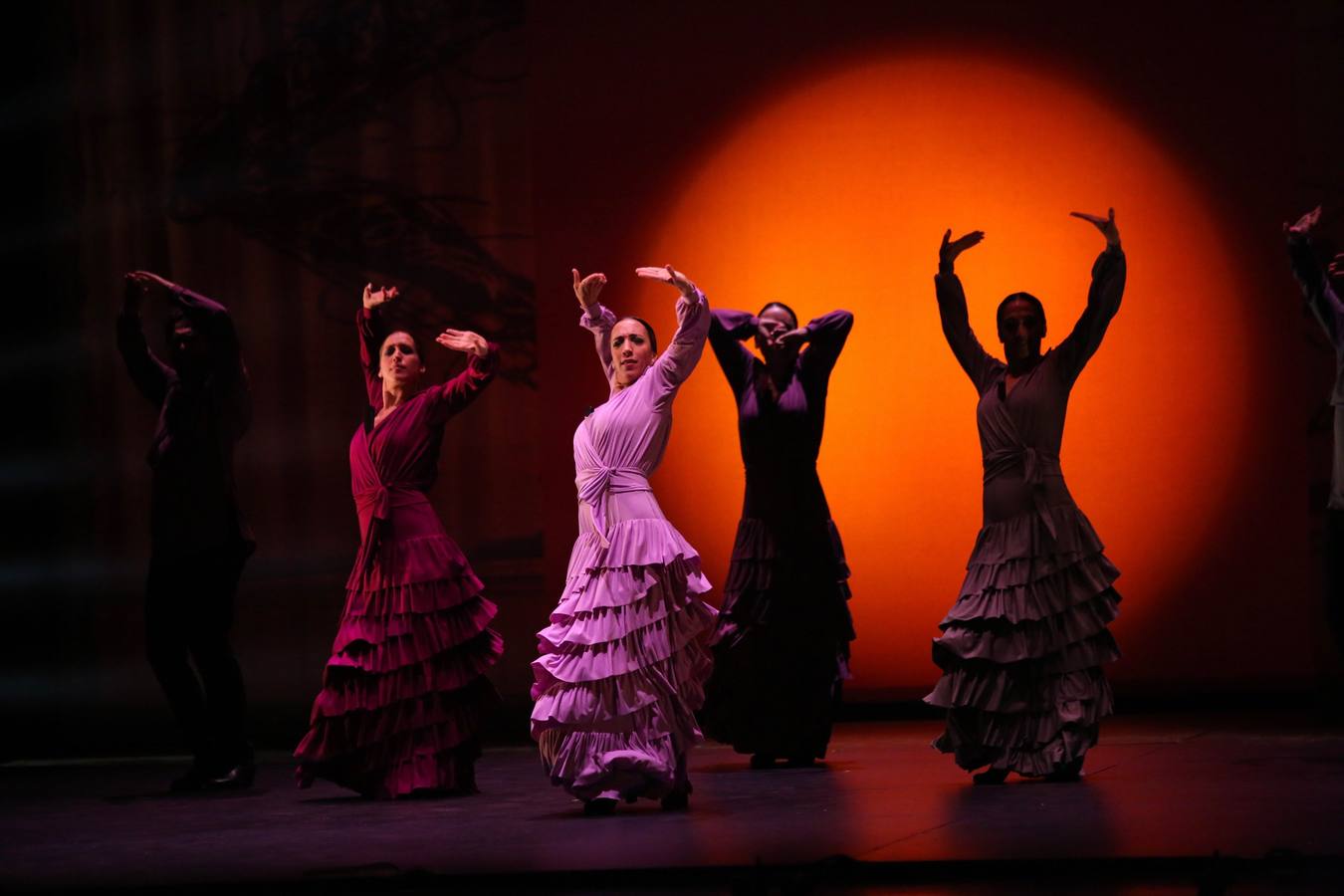 La bailaora española Sara Baras participa en el Flamenco Festival celebrado en el teatro New York City Center. Baras asegura que son los maestros como Paco de Lucía, Camarón o Carmen Amaya, a los que rinde homenaje en Nueva York con su espectáculo «Sombras», quienes «realmente han marcado un antes y un después» en el flamenco.