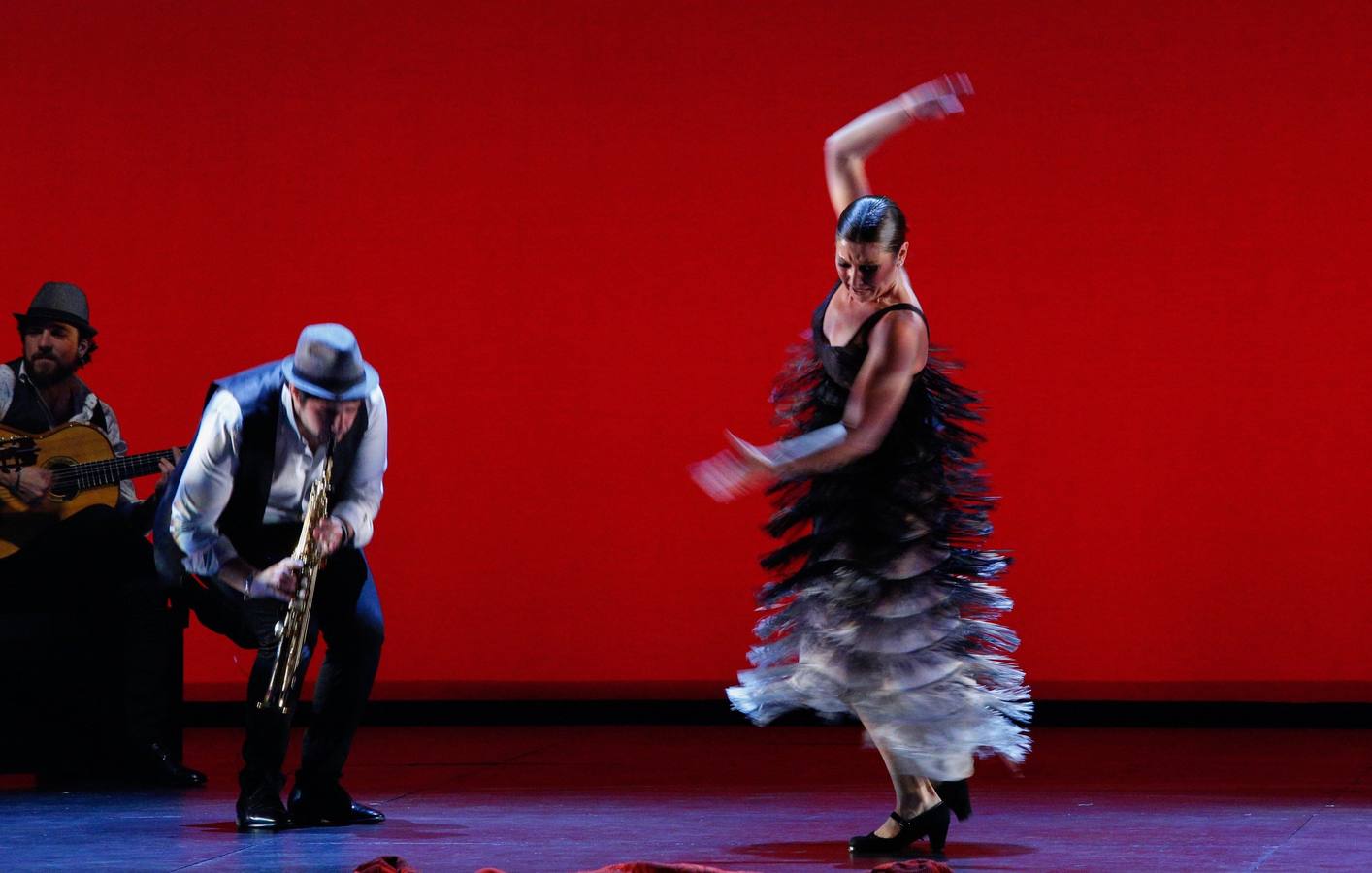 La bailaora española Sara Baras participa en el Flamenco Festival celebrado en el teatro New York City Center. Baras asegura que son los maestros como Paco de Lucía, Camarón o Carmen Amaya, a los que rinde homenaje en Nueva York con su espectáculo «Sombras», quienes «realmente han marcado un antes y un después» en el flamenco.