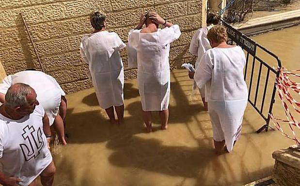 Fieles procedentes de Ucrania se bautizan por segunda vez.