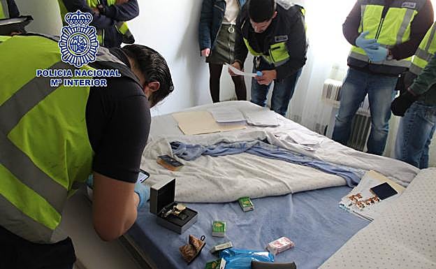 Agentes de la Policía Nacional examinan uno de los pisos-prostíbulo que empleaba la organización. 