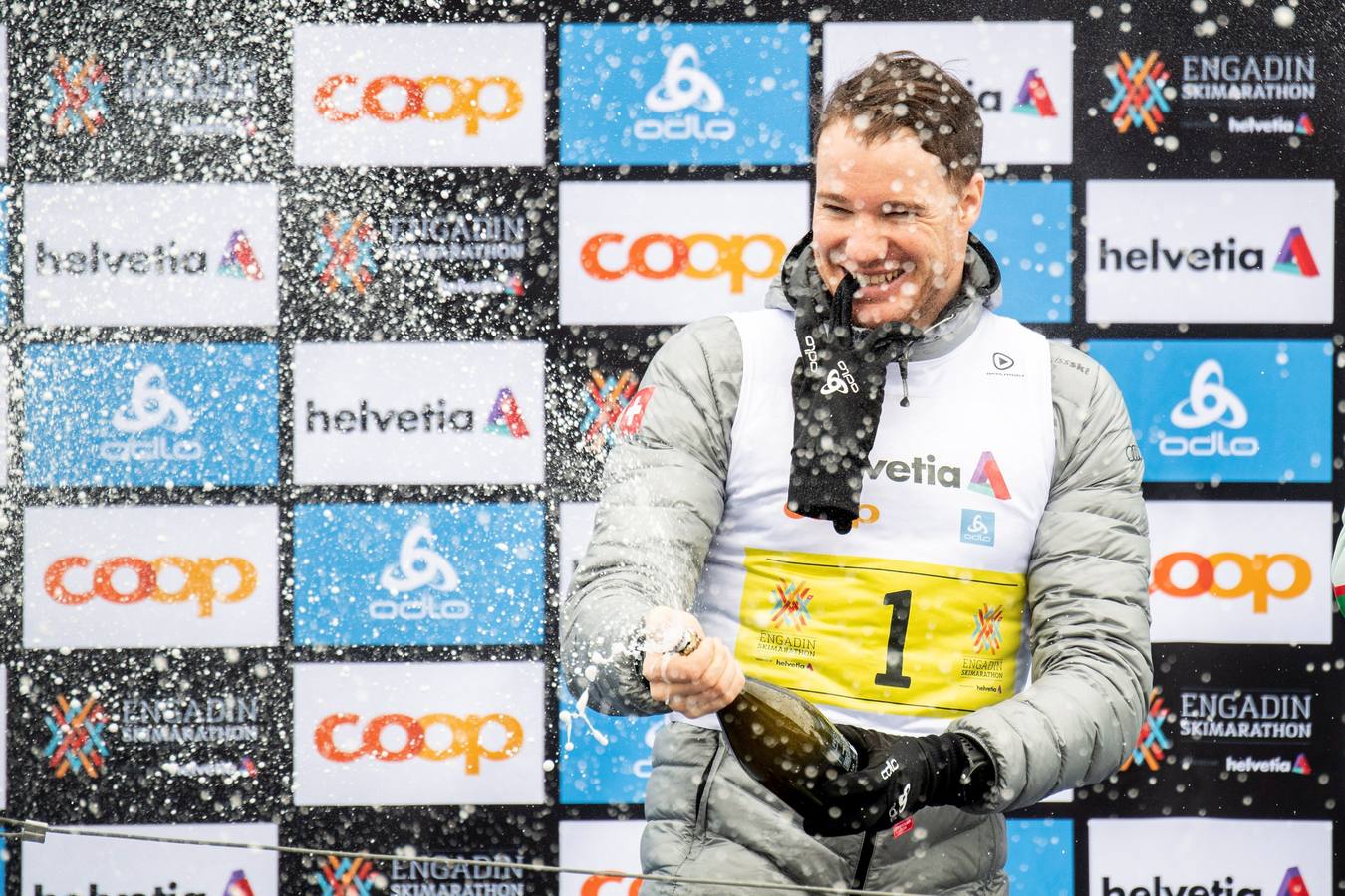 Los atletas compiten en el camino de Maloya a S-Chanf durante la 51 Maratón Anual de Esquí de Engadin en Sils, Suiza.