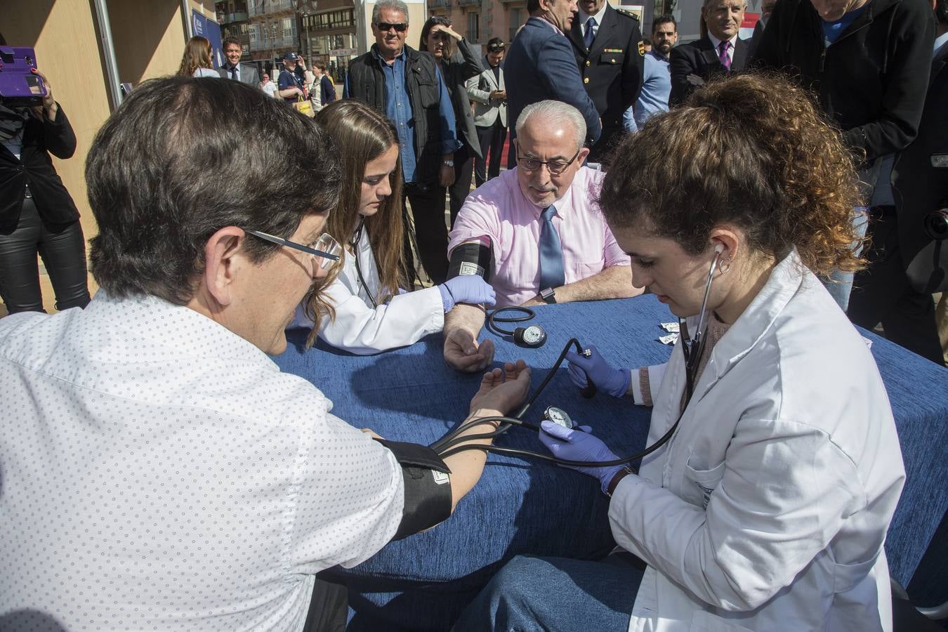 El consejero de Salud, Manuel Villegas, y el presidente de la UCAM, José Luis Mendoza inauguraron este lunes la Feria de Salud y Deporte que organiza la universidad en la Plaza Héroes de Cavite para promocionar hábitos de vida saludables como medio preventivo y también sus estudios sanitarios.