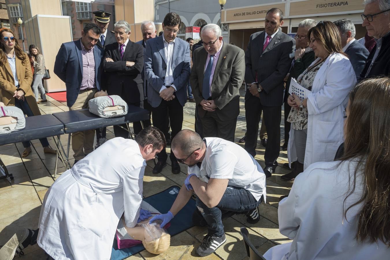 El consejero de Salud, Manuel Villegas, y el presidente de la UCAM, José Luis Mendoza inauguraron este lunes la Feria de Salud y Deporte que organiza la universidad en la Plaza Héroes de Cavite para promocionar hábitos de vida saludables como medio preventivo y también sus estudios sanitarios.