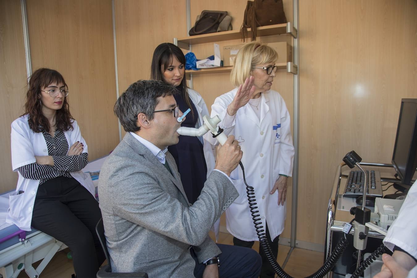 El consejero de Salud, Manuel Villegas, y el presidente de la UCAM, José Luis Mendoza inauguraron este lunes la Feria de Salud y Deporte que organiza la universidad en la Plaza Héroes de Cavite para promocionar hábitos de vida saludables como medio preventivo y también sus estudios sanitarios.