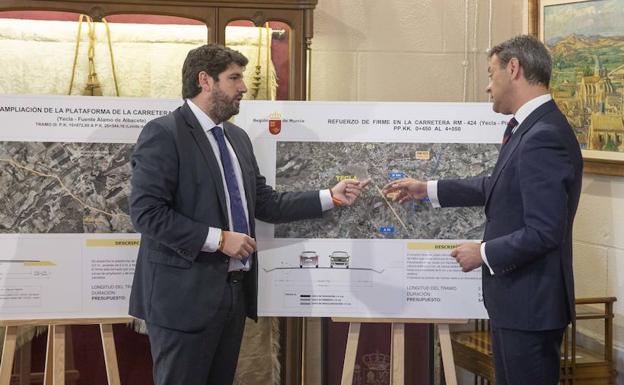 El presidente de la Comunidad, Fernando López Miras, junto al alcalde de Yecla, Marcos Ortuño, en la reunión del Consejo de Gobierno, este miércoles, en Yecla.